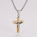 Detailaufnahme des Gold- und Silber-Kruzifix-Anhängers mit Jesus an einer Silberkette - Mit 2.5mmx60cm Kette / Zweifarbig Gold und Silber