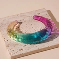 Irisierender Acryl-Armreif mit Hammerschlag-Textur auf Marmor-Display präsentiert - Bunter Welliger Offener Stil (40#)