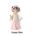 Grote Chinese hanfu-stijl meisjesfiguur in roze met een gele boekrol-decor - Groot formaat boek vasthouden