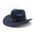 Détail d'un chapeau de cowboy bleu foncé avec bandeau en cuir, rivets et badge de taureau - M (56-58cm) / Bleu marine
