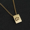 Detailaufnahme des quadratischen Krebs-Sternzeichen-Anhängers aus 18K vergoldetem Edelstahl - Krebs