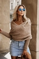 Dettaglio di un maglione marrone con scollo a V incrociato e gonna di jeans in un set esterno - Marrone scuro