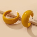 Primer plano de pendientes de aro amarillos en forma de C con acabado pulido - Pasador de Plata de Ley 925 Forma de C / Amarillo Jengibre