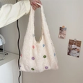 Primer plano de un bolso tote de lona blanca deshilachada con lunares de colores vivos - Bolso estilo chaleco