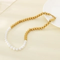 Vista dettagliata delle perle placcate in oro 18K e perle bianche sulla collana - Collana (KN288618-Z) / Collana Oro