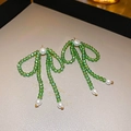 Dettaglio di orecchini a fiocco in cristallo verde con eleganti nappe di perle - Pendaglio a Fiocco Verde / Verde