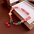 Handgemaakte kralenarmband met aardbeienkwarts, parels en kersenhanger - Rode Kersenhanger Stijl