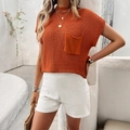 Kurzärmeliges Strickoberteil in Karamellbraun mit Tasche und weißen Shorts - S / Orange