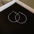 Dettaglio macro di orecchini a cerchio in argento lucido con chiusure a perno sicuro - Diametro 40MM / Argento