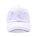 Gros plan détaillé de la casquette blanche en coton usée montrant la texture déchirée - Blanc