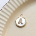Detailopname van vergulde letter A hanger met parelmoer inleg en zirkonia-steentjes - A Rond