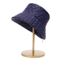 Primer plano de un sombrero de pescador acolchado azul oscuro con costuras de diamante - Azul marino
