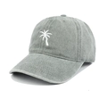Détail de la broderie palmier blanc sur une casquette de baseball en coton gris délavé - Réglable / Gris