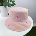 Détail d'un chapeau bob rose avec broderie florale colorée et une étiquette sur le côté - M (56-58cm) / Rose