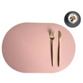 Rosa ovales Tischset aus PU-Leder mit goldenem Besteck auf weißem Hintergrund - Rosa & Dunkelgrau (Ovale Tischset & Untersetzer)