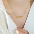 Collana in acciaio inossidabile placcato oro 18k con ciondolo lettera BABY su modella - Ciondolo a Lettera BABY Stile Dorato (P1108) / 40+5cm