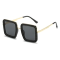 Moderne vierkante zwarte glitter zonnebril met gouden metalen pootjes op wit - Zwart Frame Grijze Lenzen