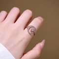 Exquisite verstellbare Sonne-Mond-Ring mit Zirkonia-Steinen auf weiblicher Hand - Sonne Mond Stern Stil (6999) / Silber