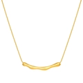 Primer plano del colgante dorado con pliegues irregulares en una cadena minimalista - Oro (MS-641A)