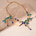 Vintage-Schmuckset aus Gold mit Blumenanhängern und blauen Kristallen auf Stein - 2-teiliges blaues Blumen-Halsketten- und Ohrring-Set