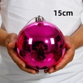 Glänzende rosa 15cm Weihnachtskugel mit Silberkappe, zur Maßstabsdarstellung in Händen - 1 Stück (15cm) / Glänzend Rosarot