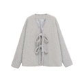 Chaqueta de forro polar gris de manga larga con elegantes lazos de cierre sobre fondo blanco - S / Gris claro