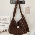 Bruine pluche hobo tas met hartjespatroon, brede schouderriem en merklabel - Bruin (Stippen)