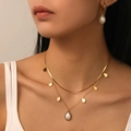 Collar de capas dorado con colgantes de gota de nácar y cadena de serpiente fina - Conjunto De Joyas De Concha En Forma De Gota De Agua Dorada (H814-H215)