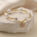 Pulsera de flor de cerezo con cuentas doradas y perlas de corazón sobre piedra - Colgante de Flor de Cerezo / Rosa