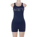 Detailansicht eines dunkelblauen ärmellosen Bodysuits mit funkelndem WET-Strass-Schriftzug - XS / Marineblau