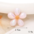 Vista macro de flor rosa iridiscente de 2,9cm con estambres dorados decorativos - D487 Flor de Perlas Holográfica