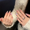 Vue détaillée de faux ongles faits main avec gemmes bleues, paillettes et perles - Très Petit (XS) / Style Trapèze Moyen (1731)