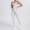 Details von hellgrauem Neckholder-Top und High-Waist-Yogahose mit gerafftem Design - Federbeige