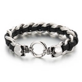 Bracciale da uomo in pelle intrecciata con teschi in acciaio inossidabile su sfondo bianco - Stile Testa di Scheletro (KB43524-D)