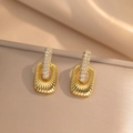 Orecchini geometrici dorati con zirconi cubici su sfondo in seta champagne - Orecchino a Bottone con Diamante Quadrato Dorato(254)