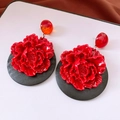 Détail de boucles d'oreilles fleur rouge avec pétales en résine et base noire rétro - Rouge-Noir (Aiguille en Argent)