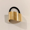 Dettaglio accessorio per capelli con fiore dorato a sette petali e trama spazzolata - Metallo Spazzolato Curvo Largo