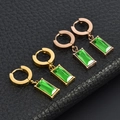 Roestvrijstalen oorringen set met rechthoekige smaragdgroene hangers in goud en rose - Gouden oorknopjes met groene zirkonia (G216)