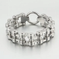 Pulsera de cadena estilo biker para hombre con grabados de calaveras en acero inoxidable - Plateado