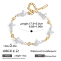 Dettaglio del bracciale in acciaio dorato con croci di perle e zirconi e tag S.steel - Stile Croce Perla Barocca (JDB0311122)