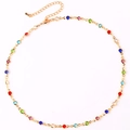Collana placcata in oro regolabile con pietre di zircone colorate su sfondo bianco - Collana / Colorato