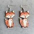 Pendientes de madera hechos a mano con diseño de zorro y detalle de corazón rojo - Zorro