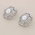 Pendientes de flor de camelia plateados con perla blanca y diseño de metal tejido elegante - Pendientes de Perla de Camelia Hueca Plateada / Color Acero (KE114632-KFC)