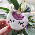Niedliche Plüsch-Einhorn-Geldbörse aus weißem Webpelz mit lila Reißverschluss und Haken - Fuchsie