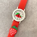 Montre enfant fraise avec bracelet silicone rouge et décor de fruits 3D sur le cadran - Rouge