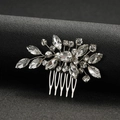 Dettaglio del pettine da sposa con cristalli scintillanti e tessitura in filo d'argento - Argento