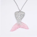 Detail van zeemeerminstaart hanger met roze glitterverloop aan een zilveren ketting - Zilver/Roze (Kleur 4)