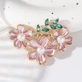Spilla floreale elegante con fiori di smalto rosa e perle su rami dorati - Rosa