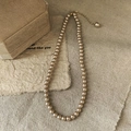 French vintage gold pearl necklace with smooth round pearls on textured fabric - 6mm / Champagne