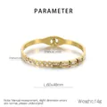 Dettaglio del bracciale in acciaio inossidabile dorato con strass e misure 60x48mm - Oro (KB183415-HM)